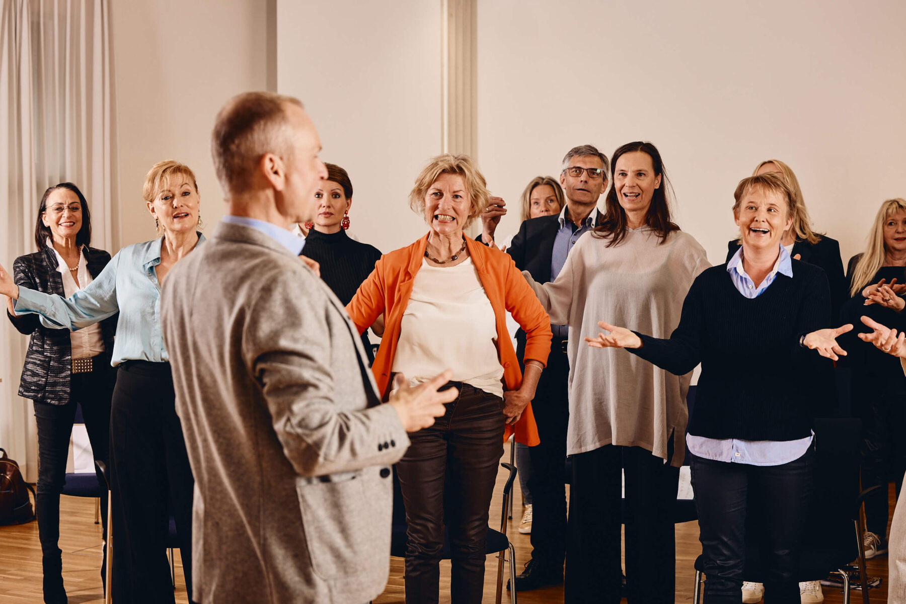 Matthias Schloßgangl leitet ein Sprechtraining für Gruppen